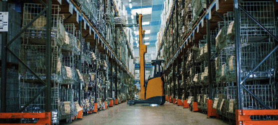Carretilla elevadora colocando productos