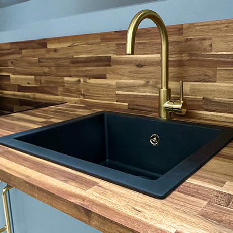 Grifo de cocina dorado en ambiente natural
