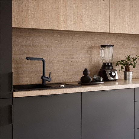 Grifo de cocina negro en decoración moderna