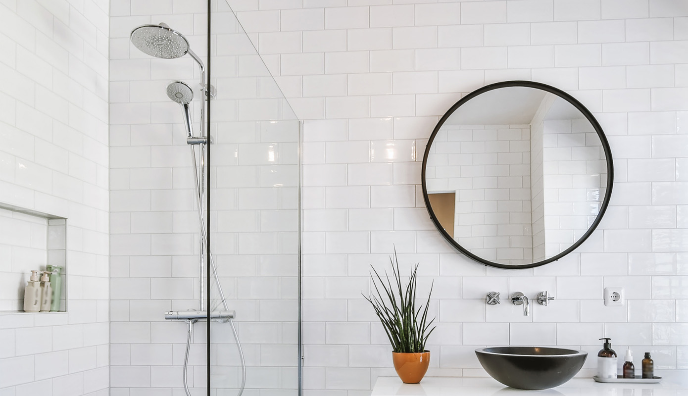 Columna de ducha de acero inoxidable en baño moderno