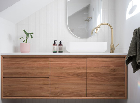 Lavabo en céramique avec robinet mitigeur Edouard Rousseau